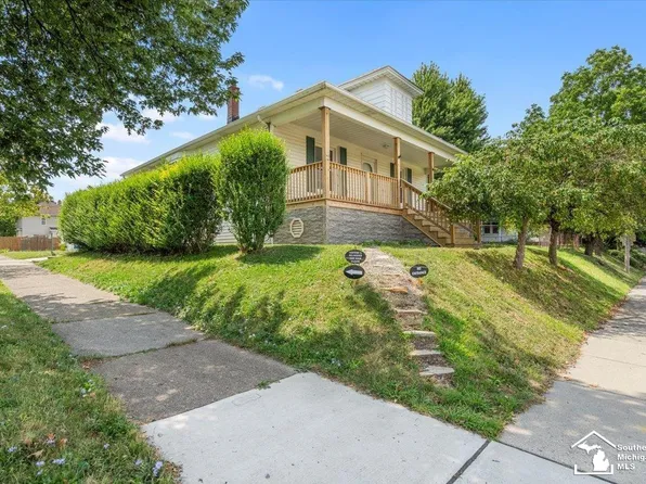 705 Eureka Rd, Wyandotte, MI 48192