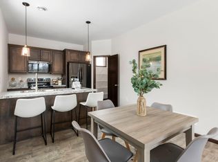 3000 Hemingway Dr, Chaska, MN 55318