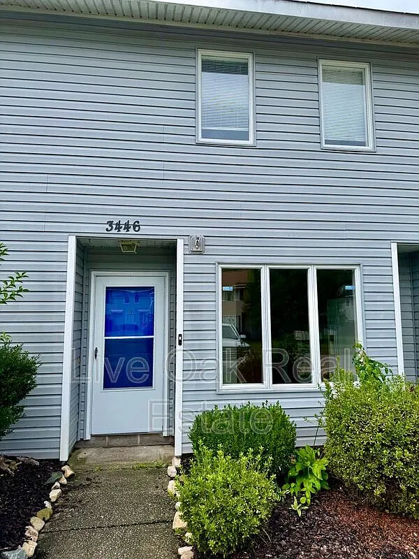 2 bed, 1.5 bath, 1295 sqft, $1,595 — Photo 1