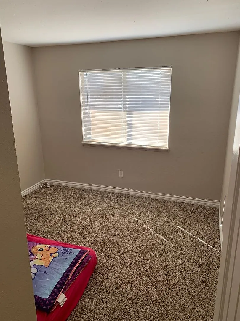 spacious 3 bedroom 2 bath home with large yard, indoor laundry room — Photo 4
