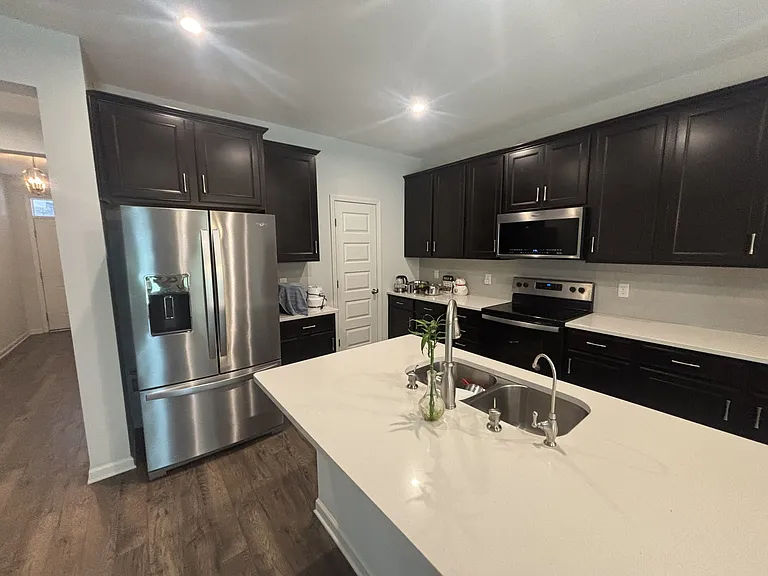 531 Montrose Dr — Photo 5