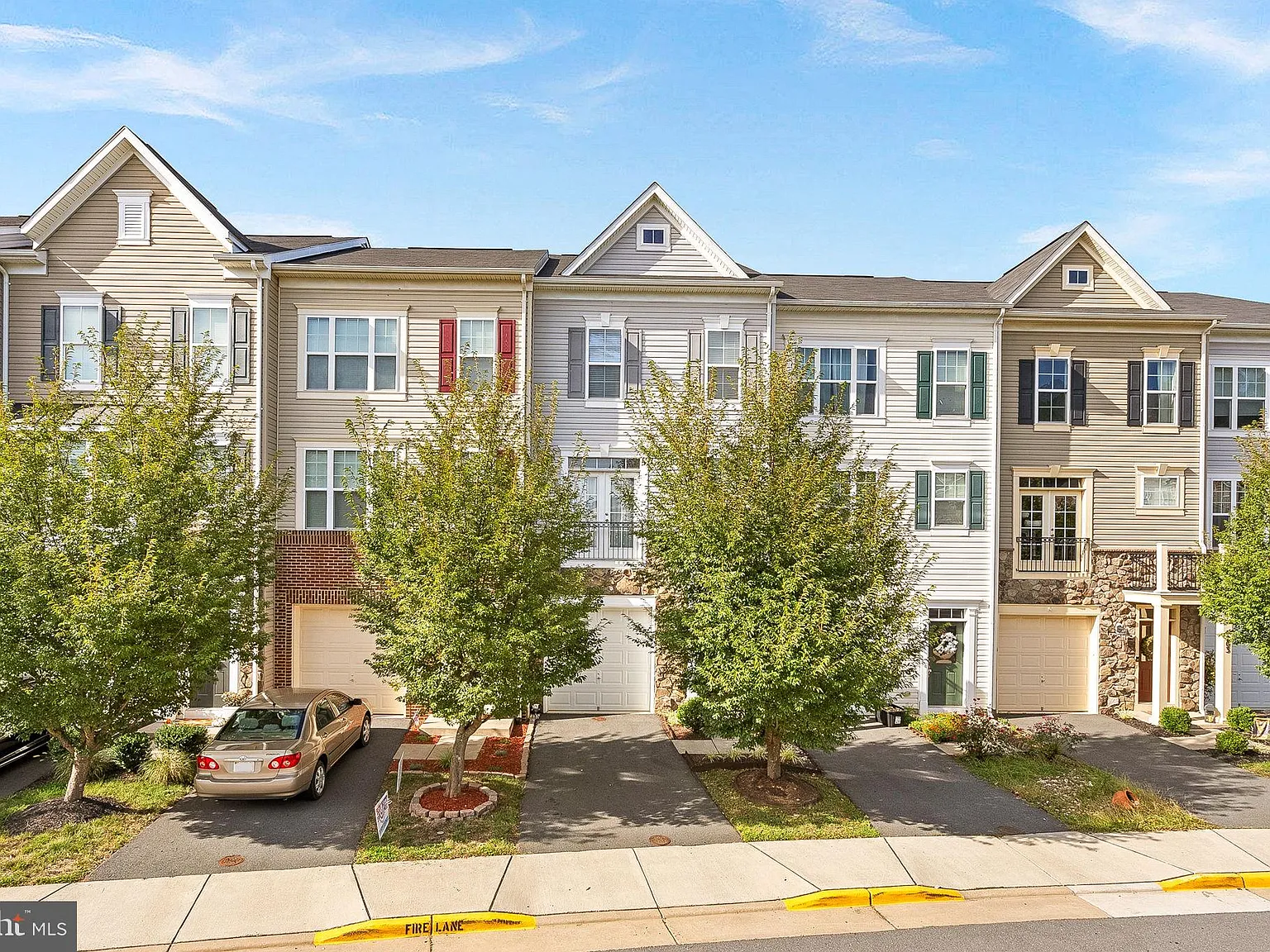 3 bed, 3.5 bath, 2253 sqft, $3,000 — Photo 3
