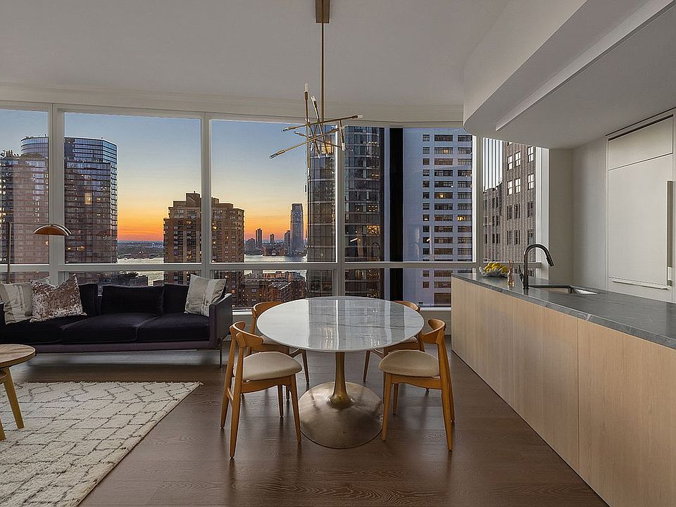 1st image of 77 Greenwich St #20A