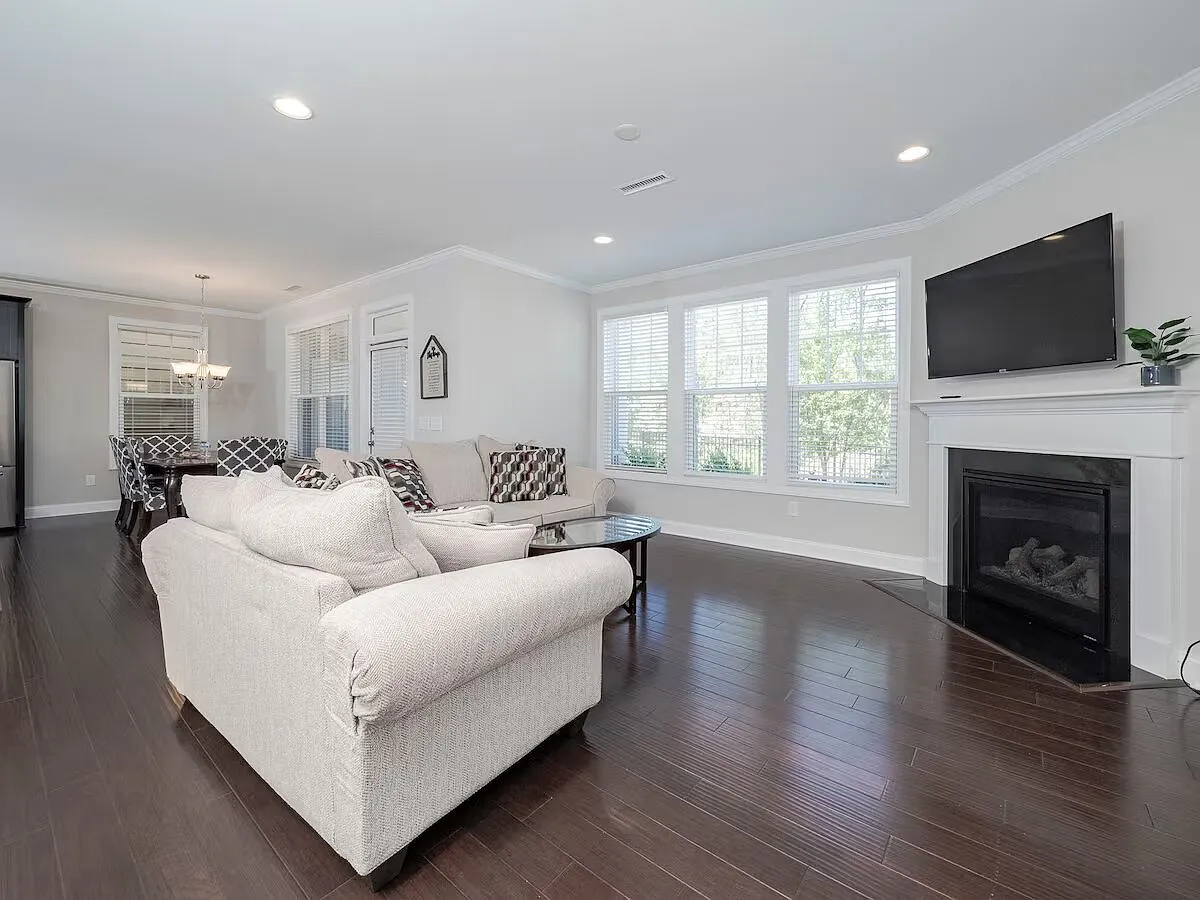 4 bed, 3044 sqft, $4,500 — Photo 2