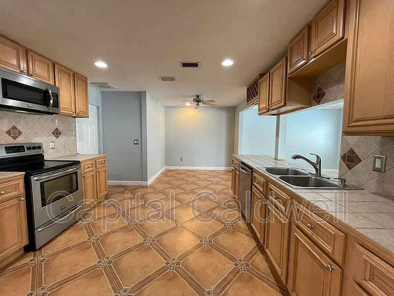 3 bed, 2.0 bath, 1707 sqft, $2,700 — Photo 2