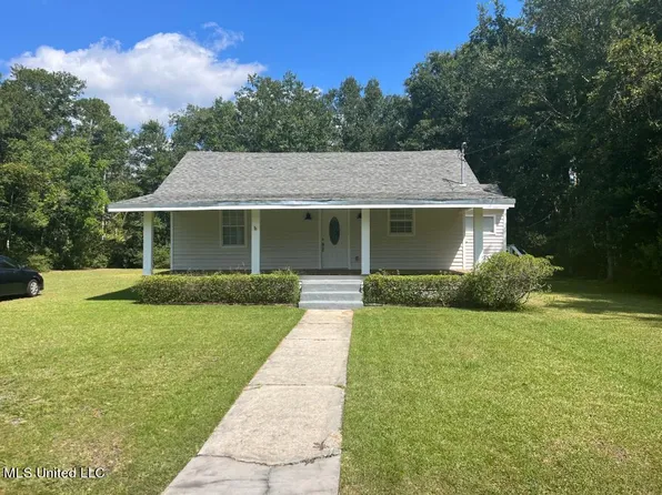 1028 Amar St, Waveland, MS 39576