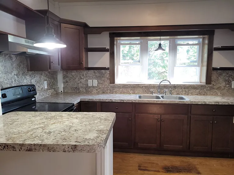 905 E King St — Photo 5