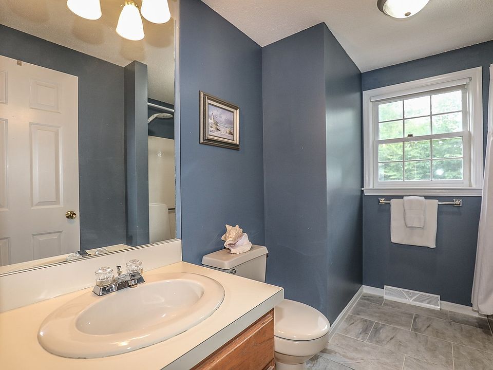 1st image of 39 Woodcrest Ave
