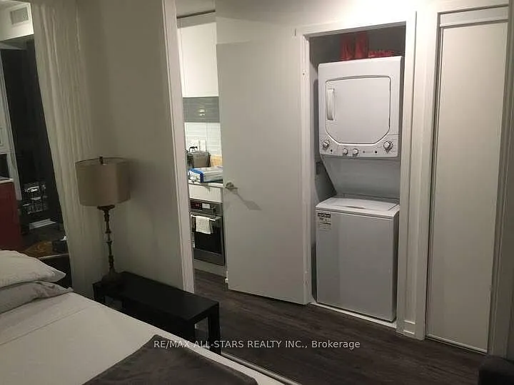 33 Helendale Ave #2302 — Photo 10