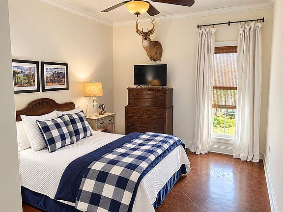 5th image of 128 Hampton Pl