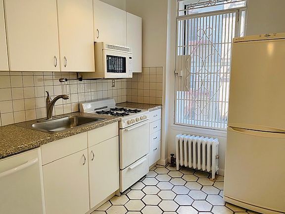 3rd image of 227 W 16th St APT 3WR