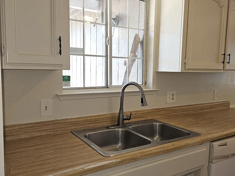 1153 Sparrow Dr — Photo 2