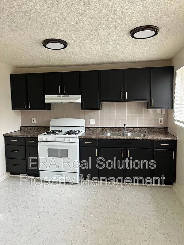 3 bed, 1.0 bath, 813 sqft, $1,510 — Photo 1