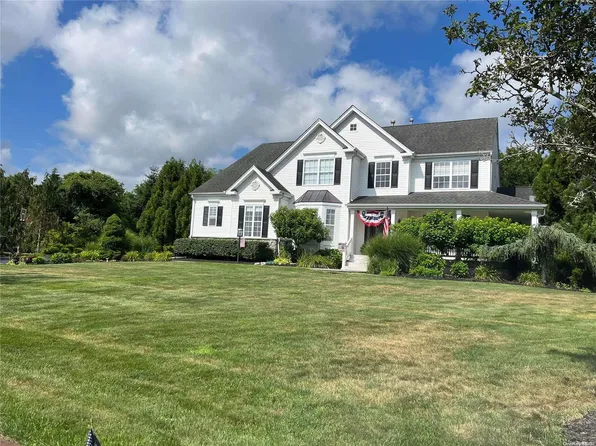 19 Merion Circle, Wading River, NY 11792