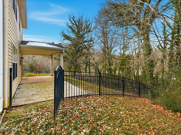 3rd image of 702 Fox Landing Ln