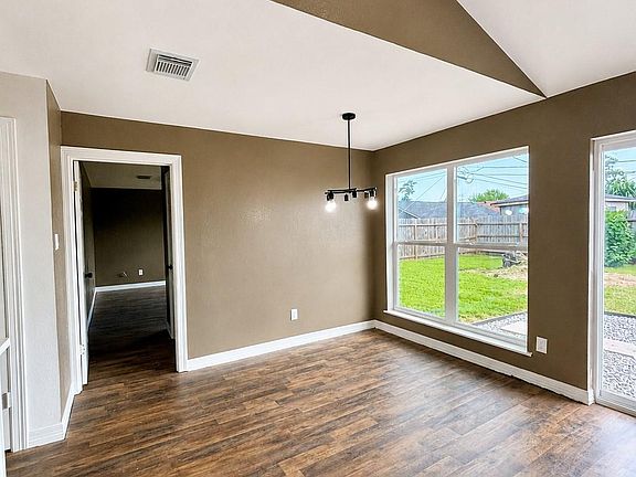 3rd image of 10942 Dunvegan Way