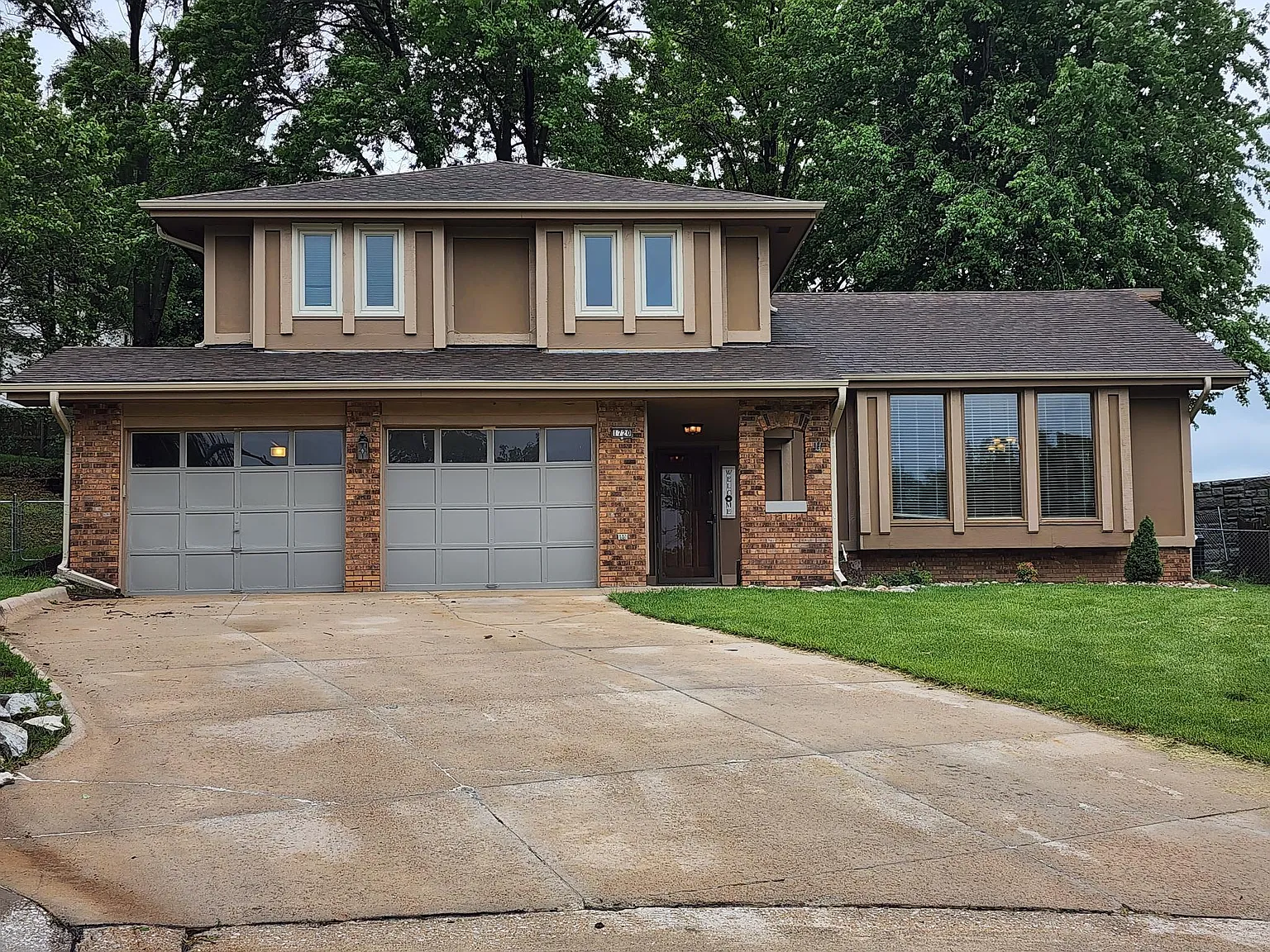4 bed, 2.5 bath, 2570 sqft, $2,600 — Photo 1
