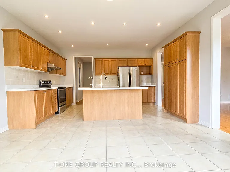 106 Castleglen Blvd — Photo 2