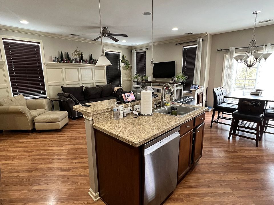 1st image of 127 Oakridge Dr