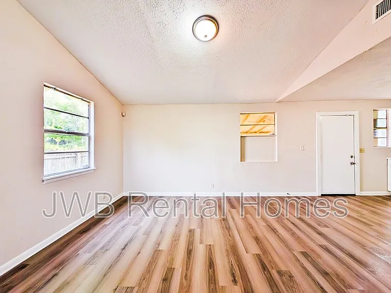 5361 Broadway Ave — Photo 4