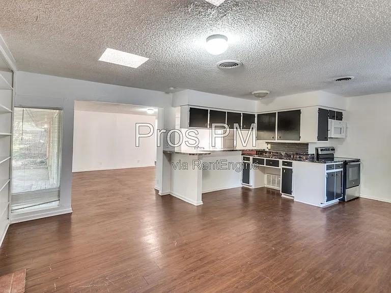 2101 Bradford Dr — Photo 2