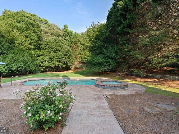 5th image of 802 Lakeglen Dr