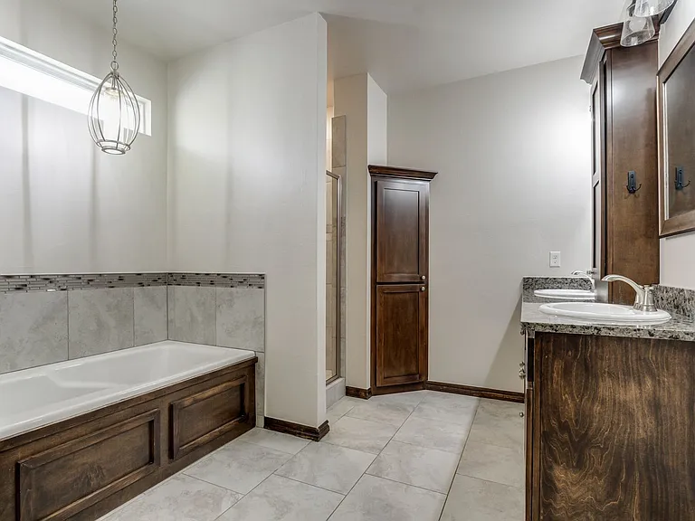 2200 Alta Vista Ln — Photo 28