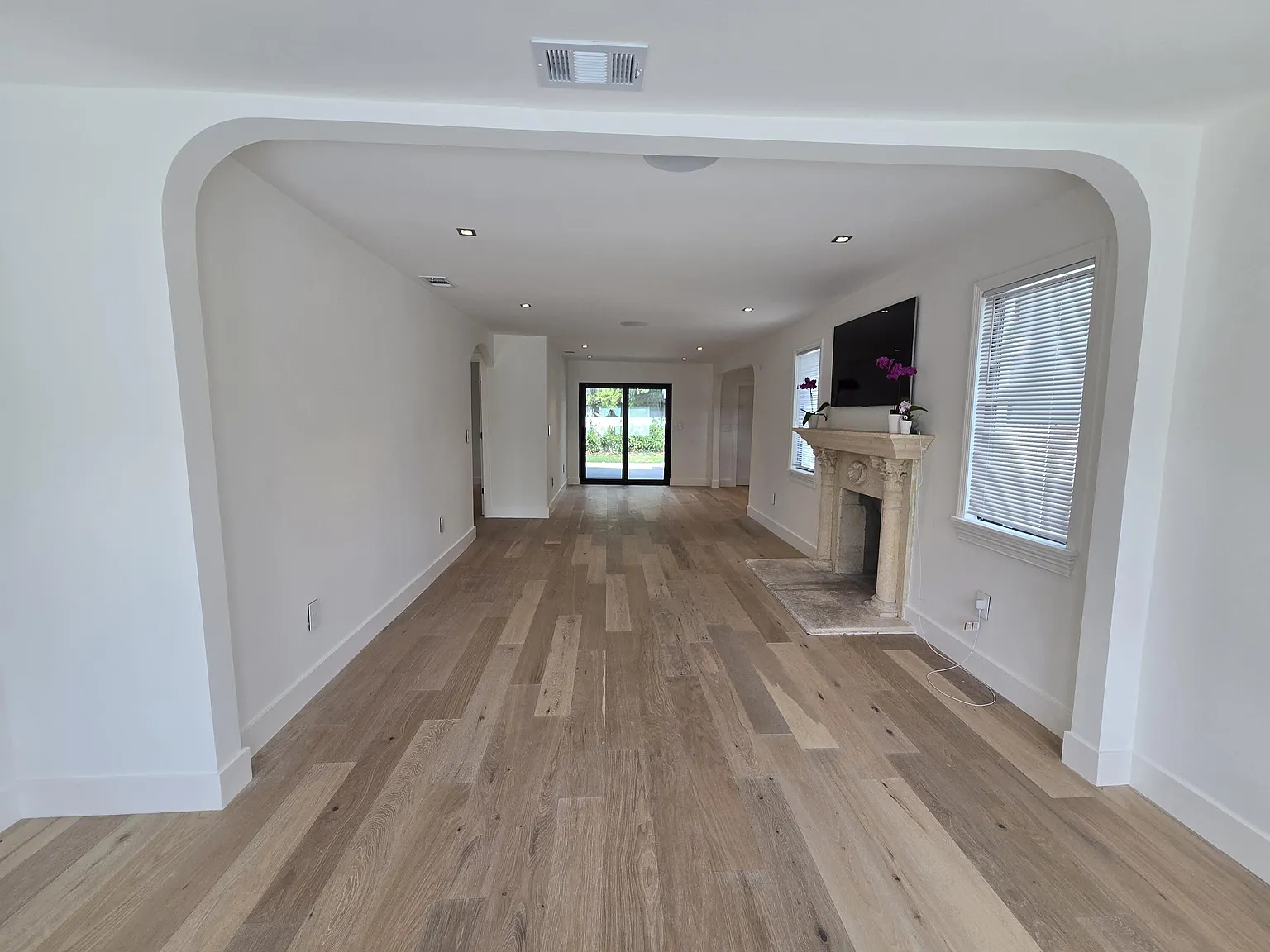 2 bed, 1.0 bath, 1096 sqft, $5,000 — Photo 4