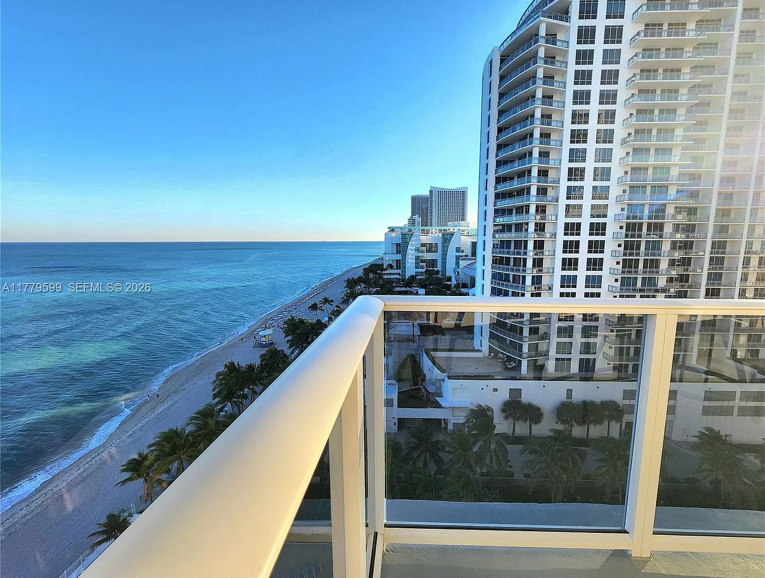 Alexander Towers Condo — Photo 2