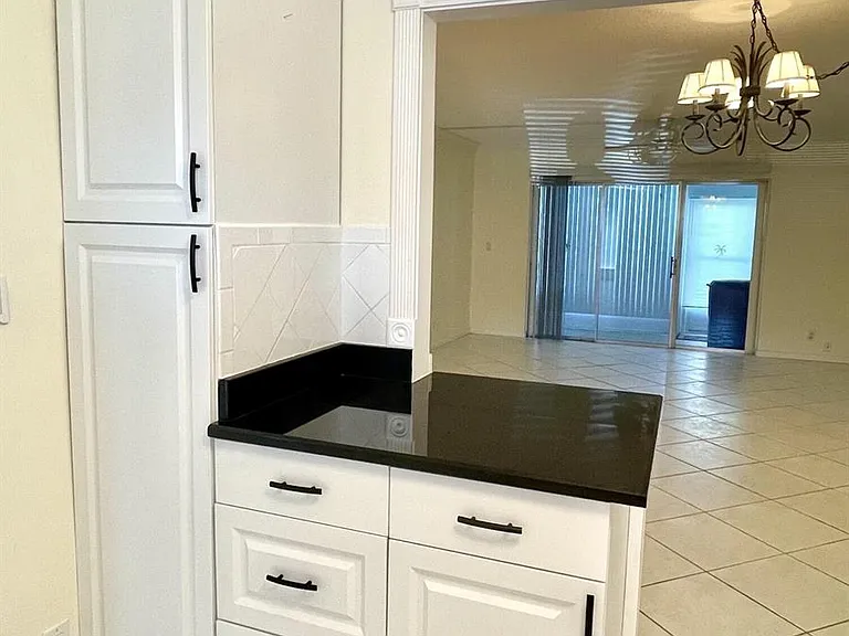 105 Oxford Ct #105-500 — Photo 8