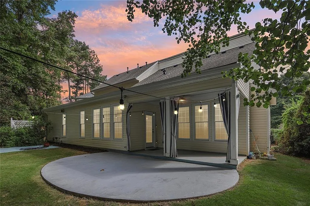 4 bed, 2.5 bath, 2789 sqft, $3,499 — Photo 2