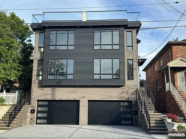 207 4th St #B — Photo 1