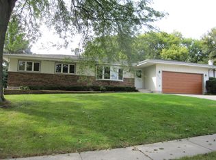 1056 Mohawk Dr, Elgin, IL 60120