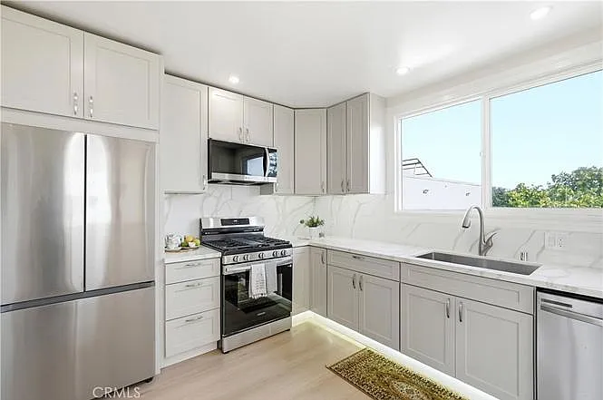 2 bed, 980 sqft, $4,800 — Photo 2
