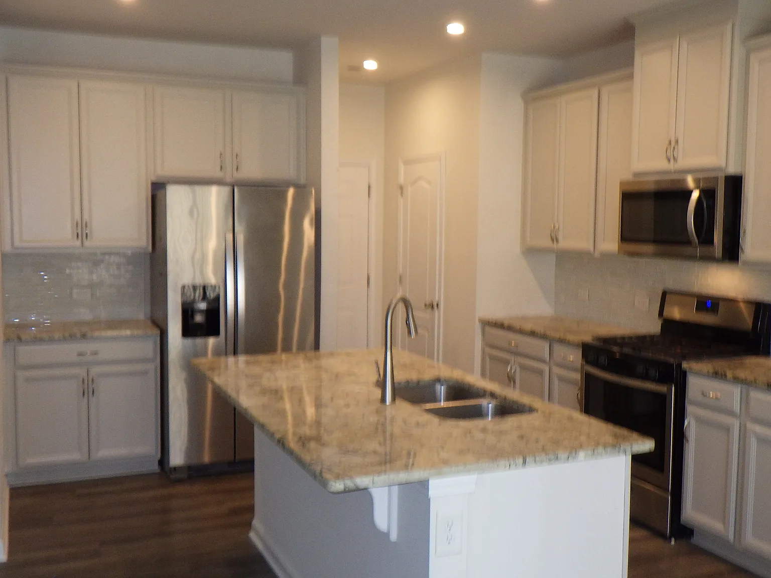 3 bed, 2.5 bath, 1804 sqft, $2,100 — Photo 4