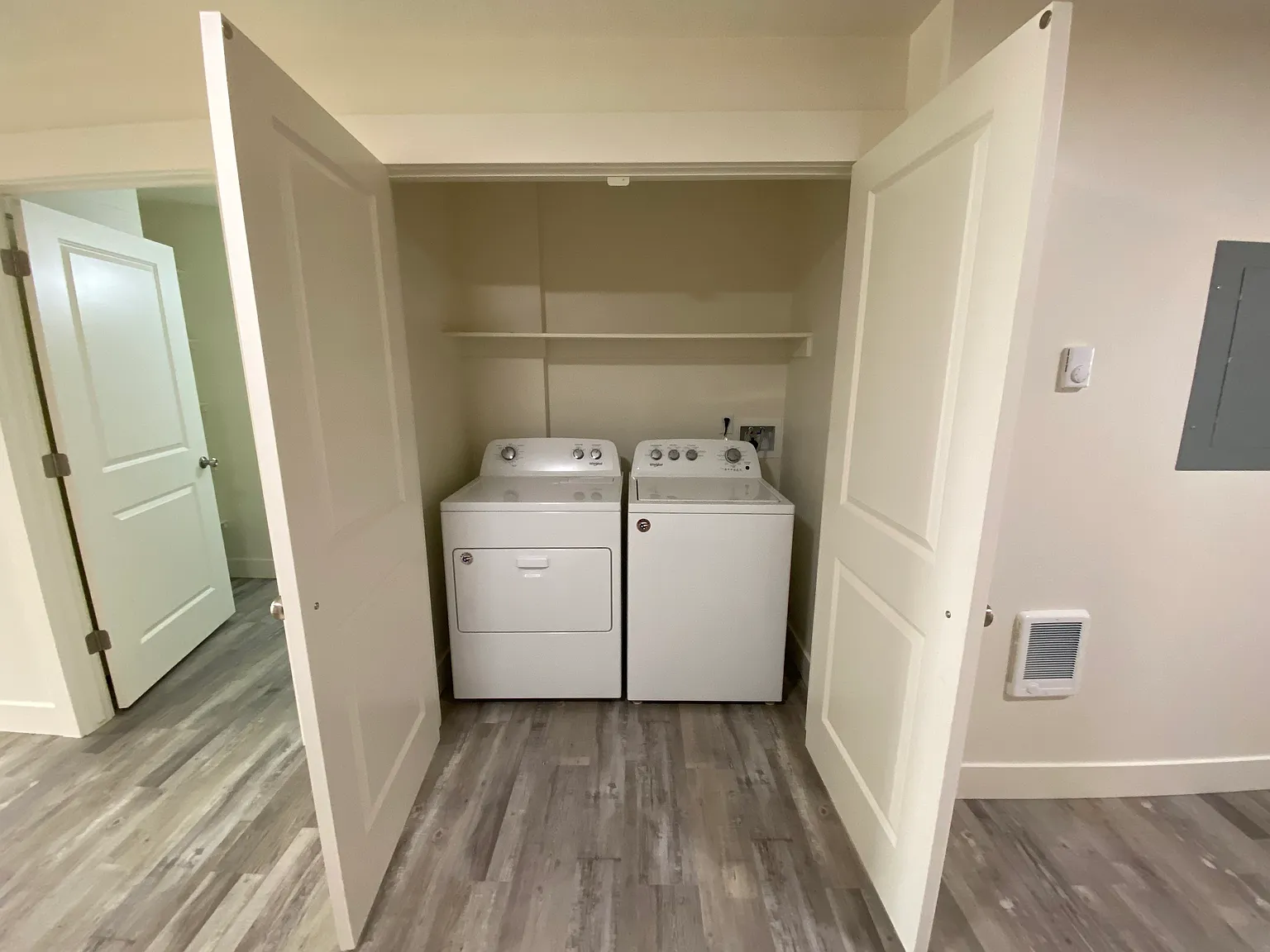 3 bed, 1000 sqft, $1,200 — Photo 2