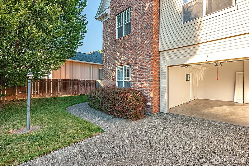 3rd image of 278 NE Deccio Road