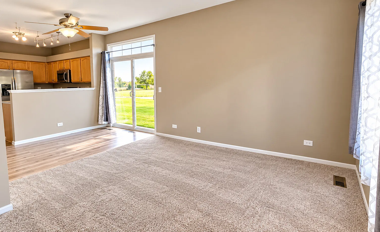 2 bed, 1.5 bath, 939 sqft, $1,800 — Photo 4