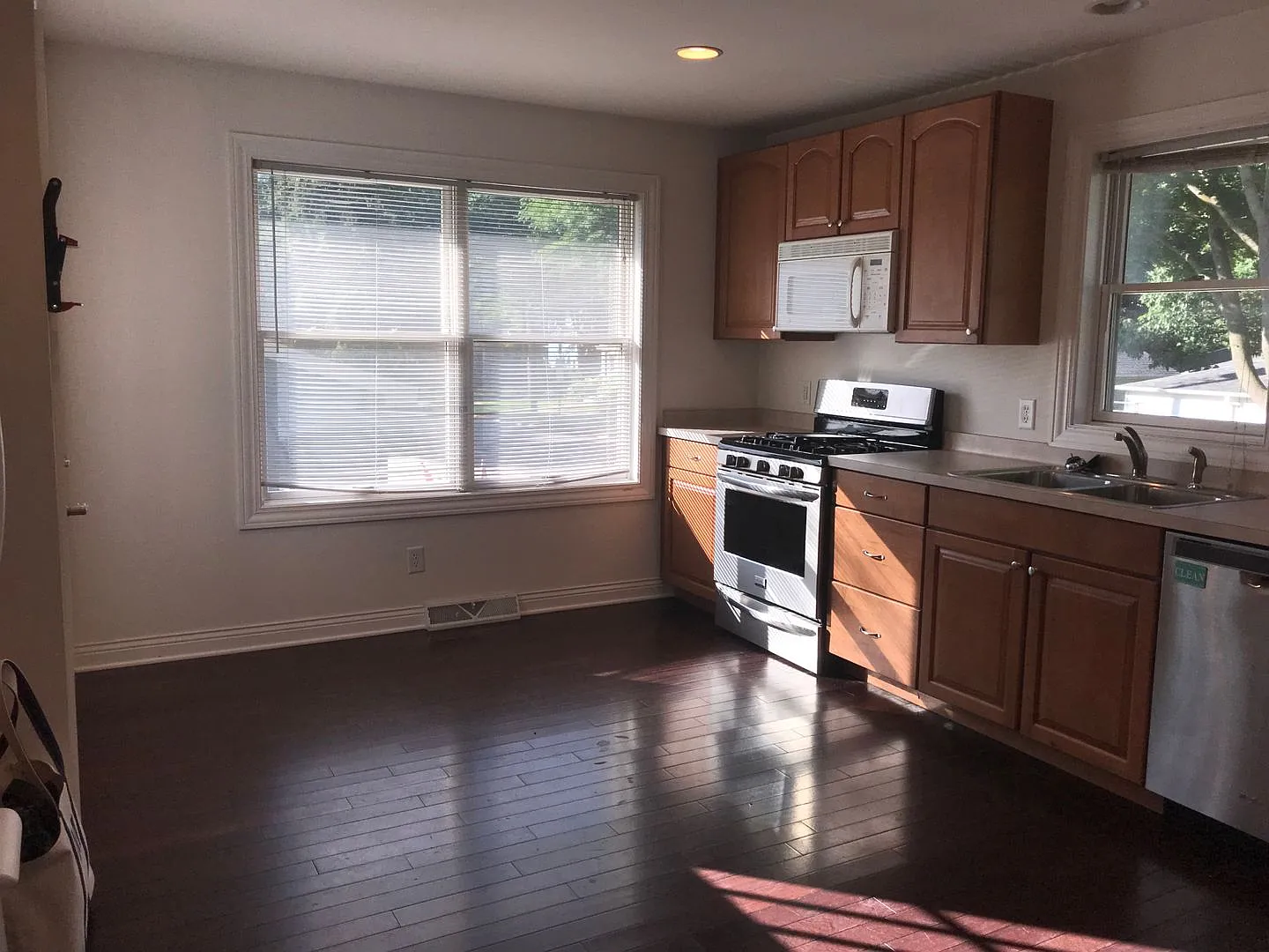 Newer Five Bedroom on Monroe St — Photo 4