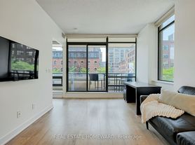 438 King St W
