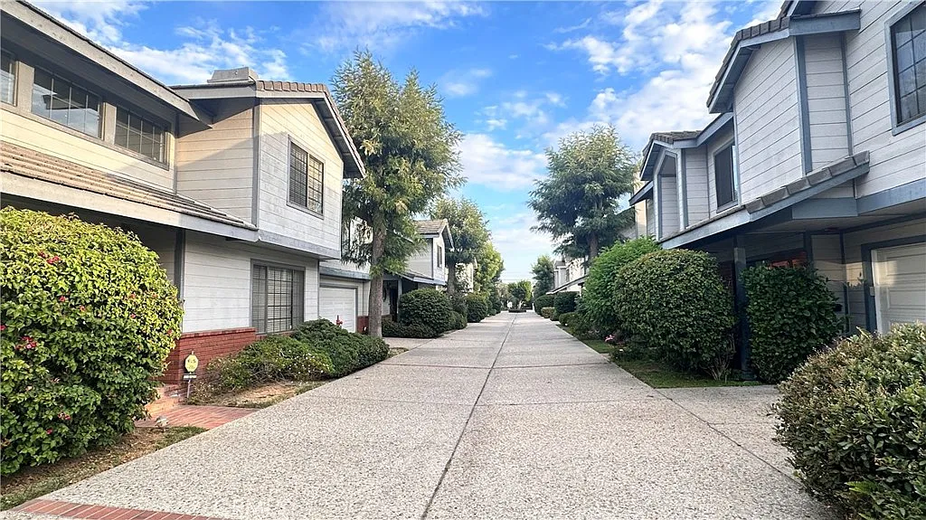 3 bed, 1966 sqft, $4,100 — Photo 1