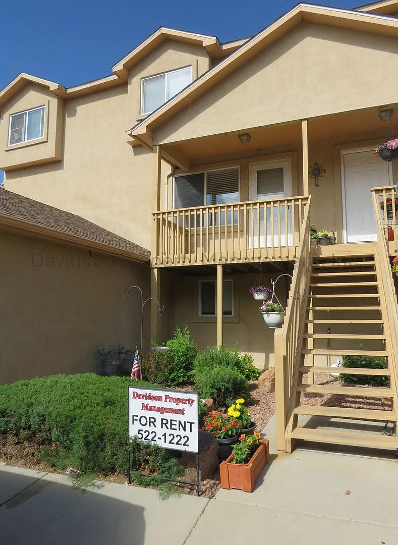 Great 3 Bedroom Condo in the Briargate Area — Photo 1