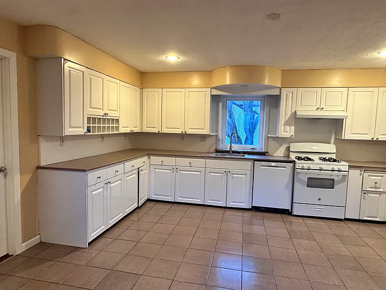 108 Gainsboro Rd #1 — Photo 1