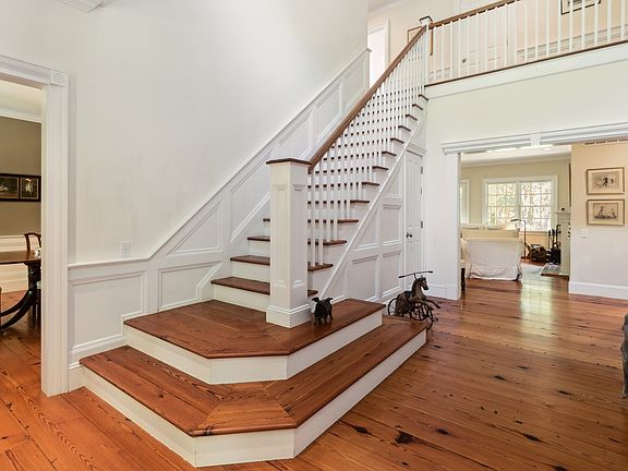 4th image of 342 Old Sag Harbor Rd