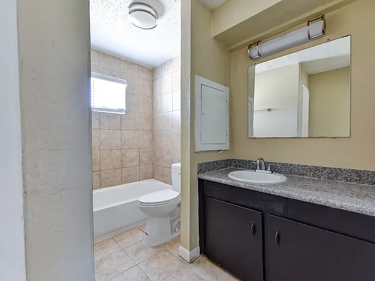 Schroeder Apartments — Photo 16