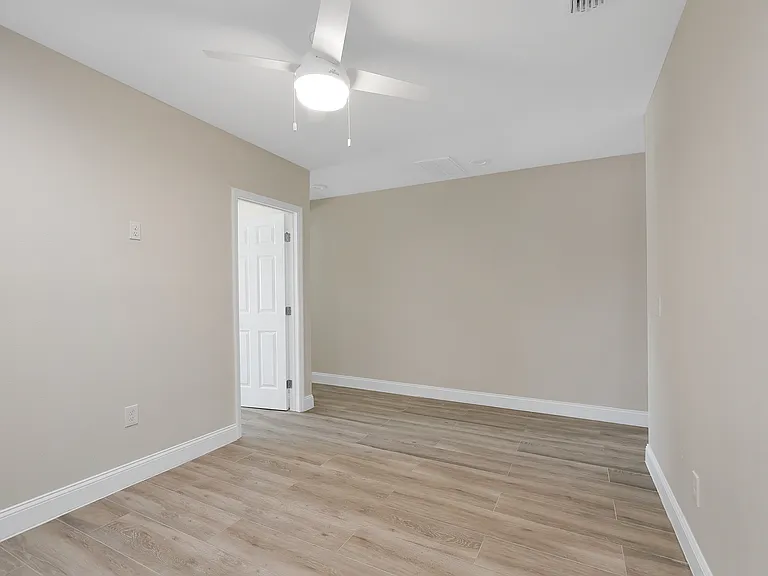 2509 W North B St — Photo 4