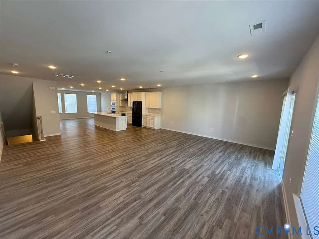 3 bed, 2.5 bath, 2452 sqft, $2,450 — Photo 3