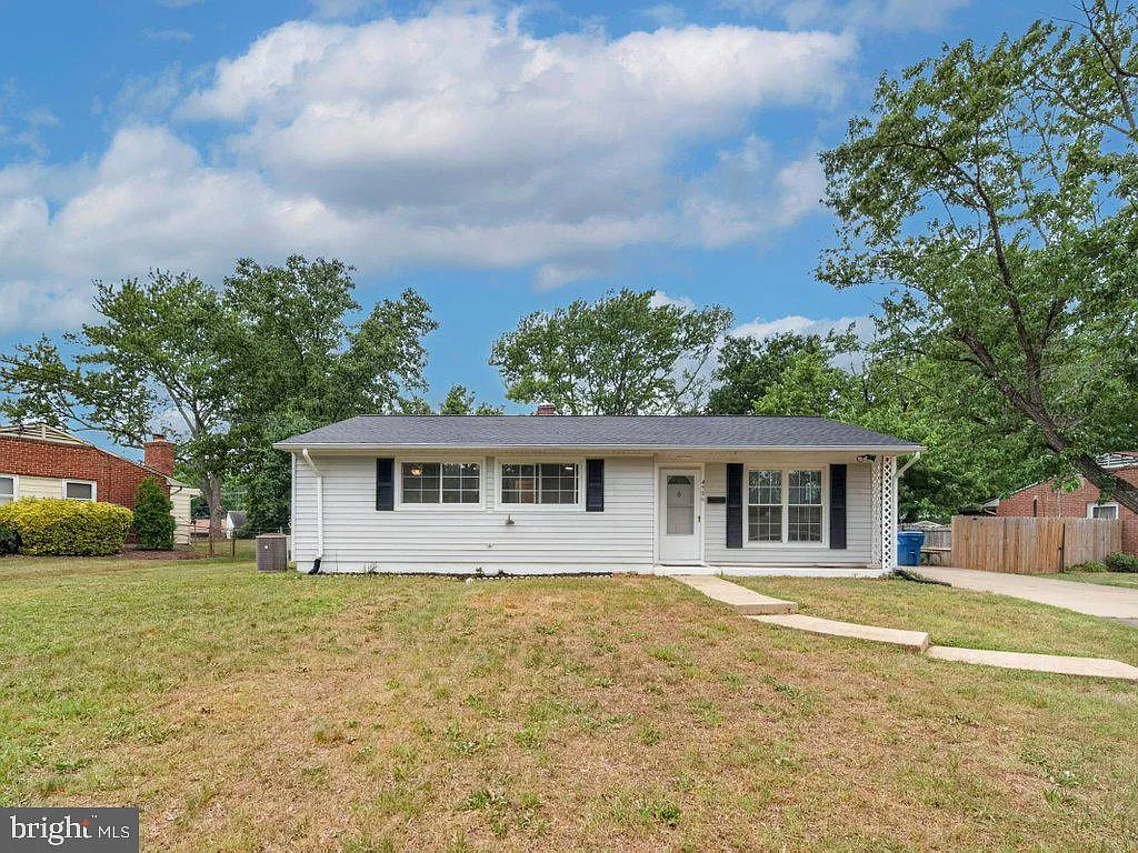5 bed, 3.0 bath, 1741 sqft, $4,195 — Photo 3