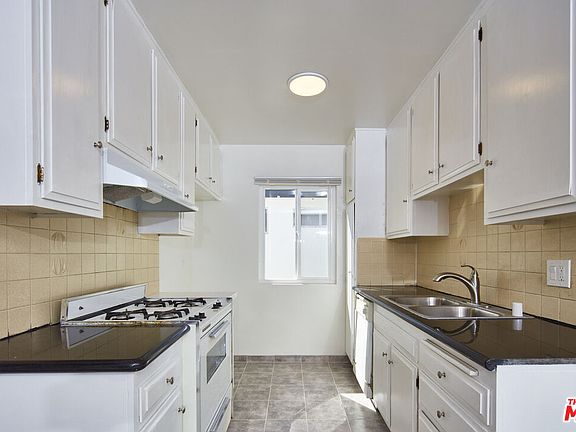 3rd image of 3126 S Canfield Ave #8
