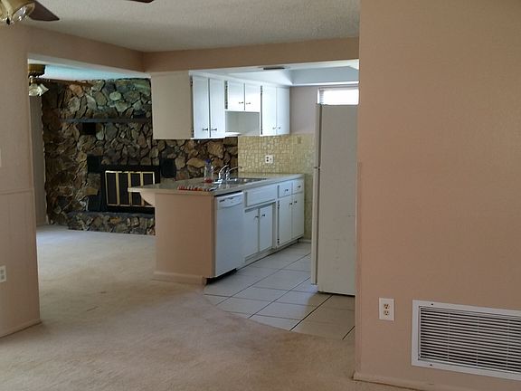 4th image of 15919 Villa Dr